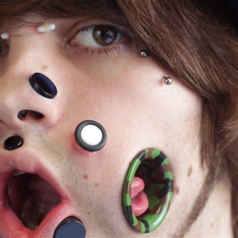 face tunnel piercing